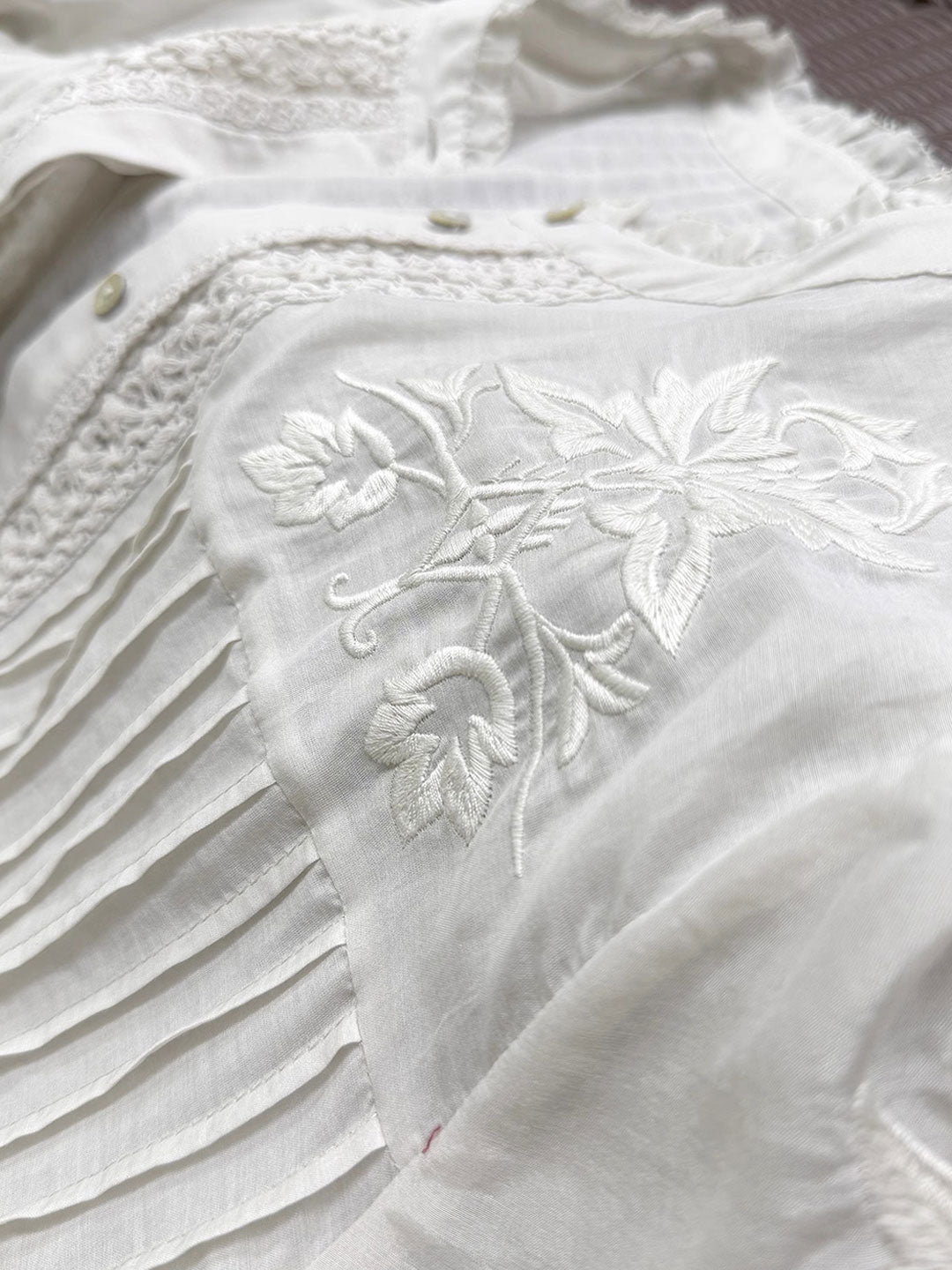 Claire Loose Auricular Puff Sleeve Embroidered Blouse