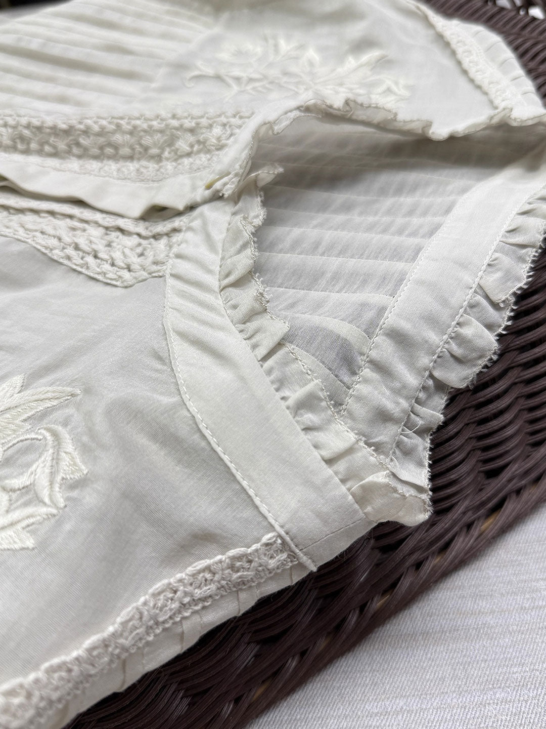 Claire Loose Auricular Puff Sleeve Embroidered Blouse