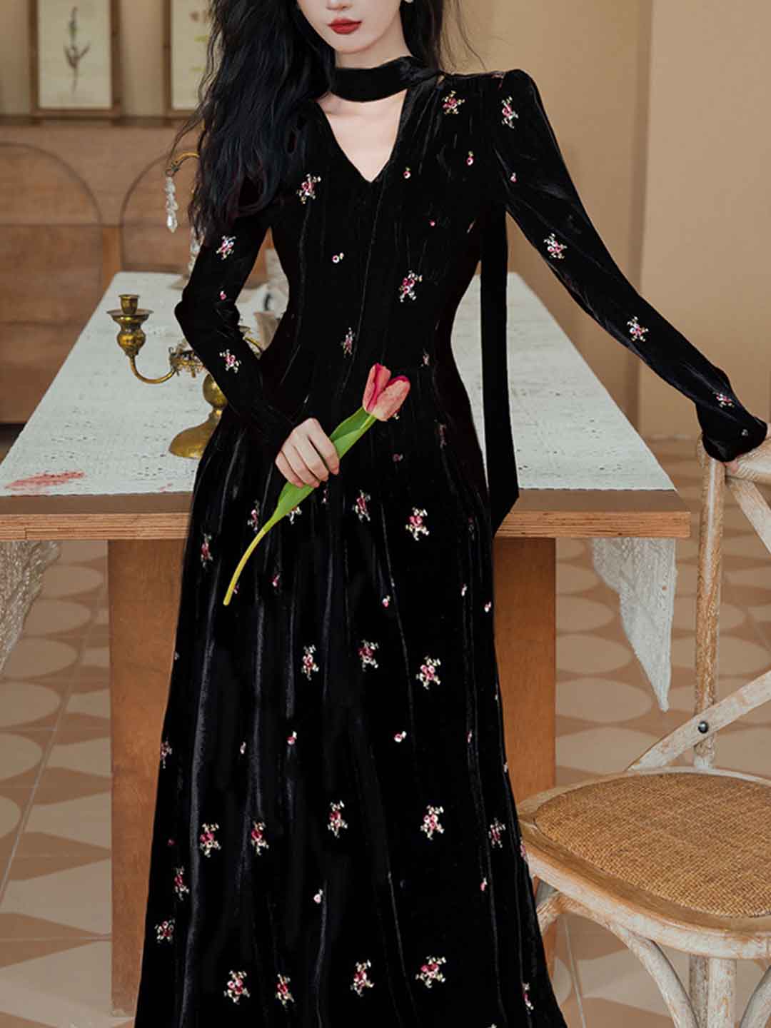 Lillian Retro V-Neck Velvet Embroidered Dress