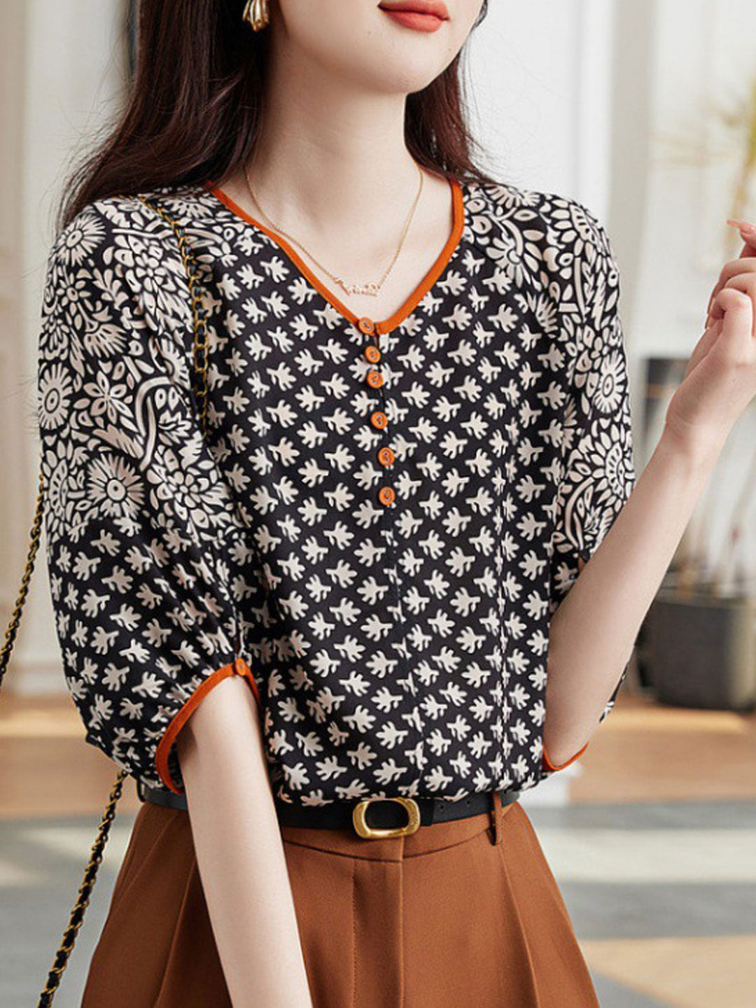 Molly Loose V-Neck Printed Shirt