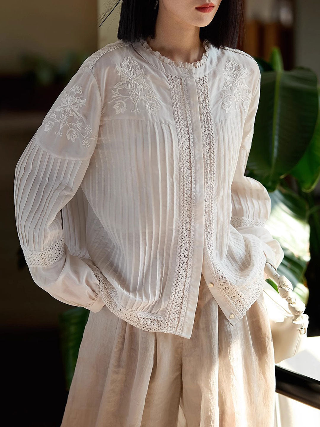 Claire Loose Auricular Puff Sleeve Embroidered Blouse