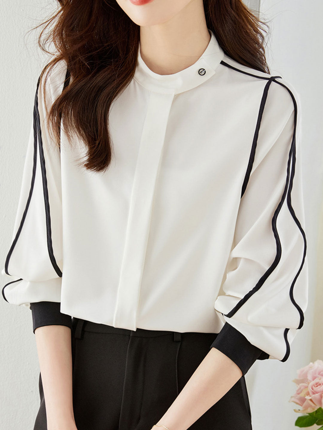 Olivia Classic Crew Neck Contrasting Line Shirt