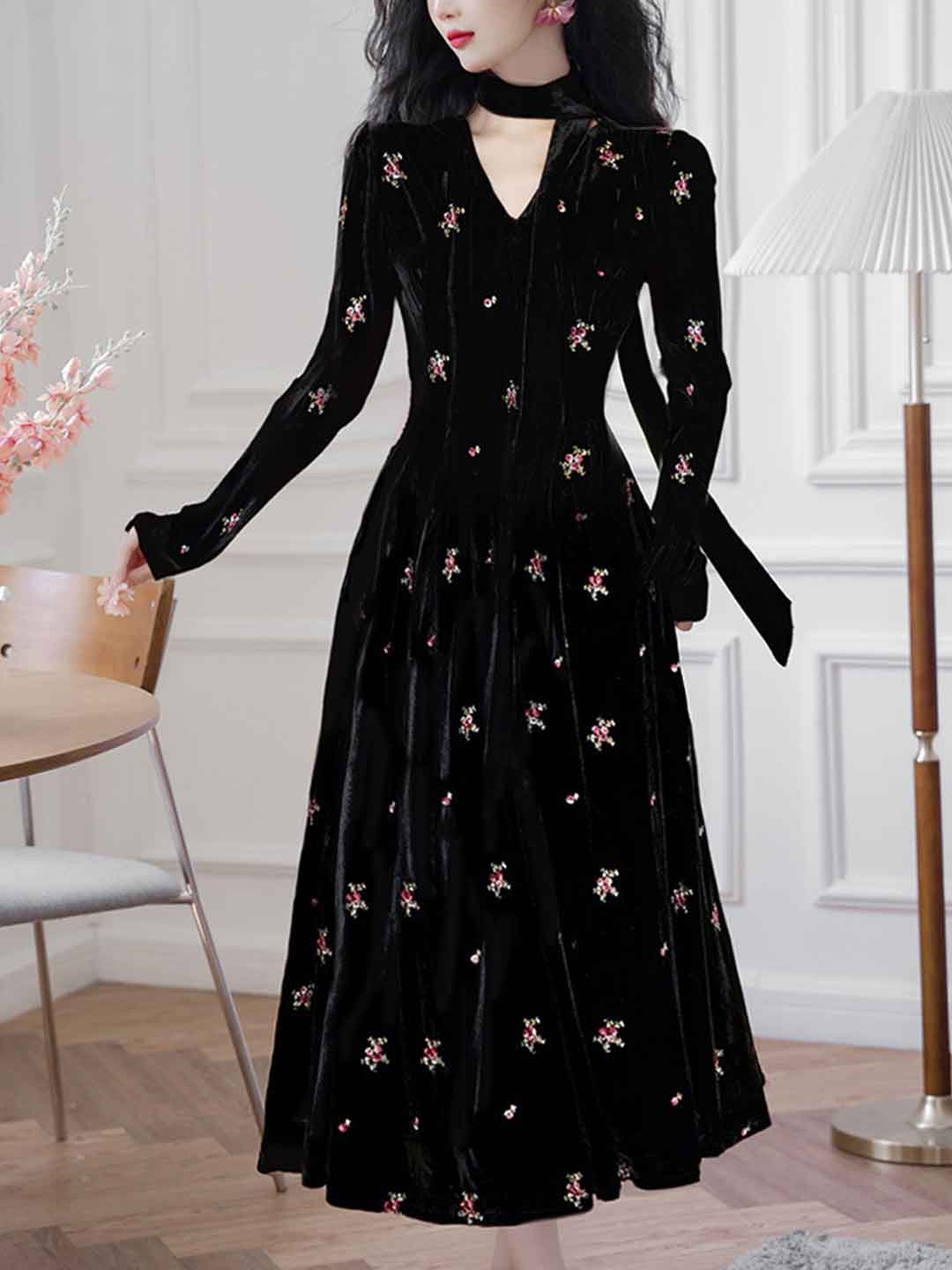 Lillian Retro V-Neck Velvet Embroidered Dress