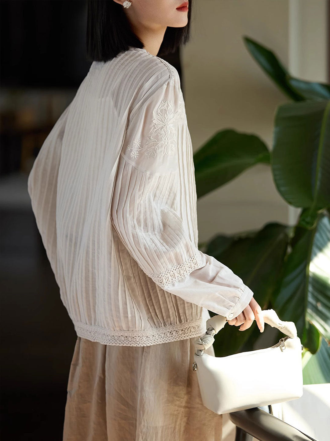 Claire Loose Auricular Puff Sleeve Embroidered Blouse