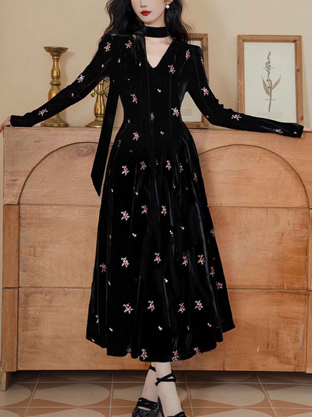 Lillian Retro V-Neck Velvet Embroidered Dress