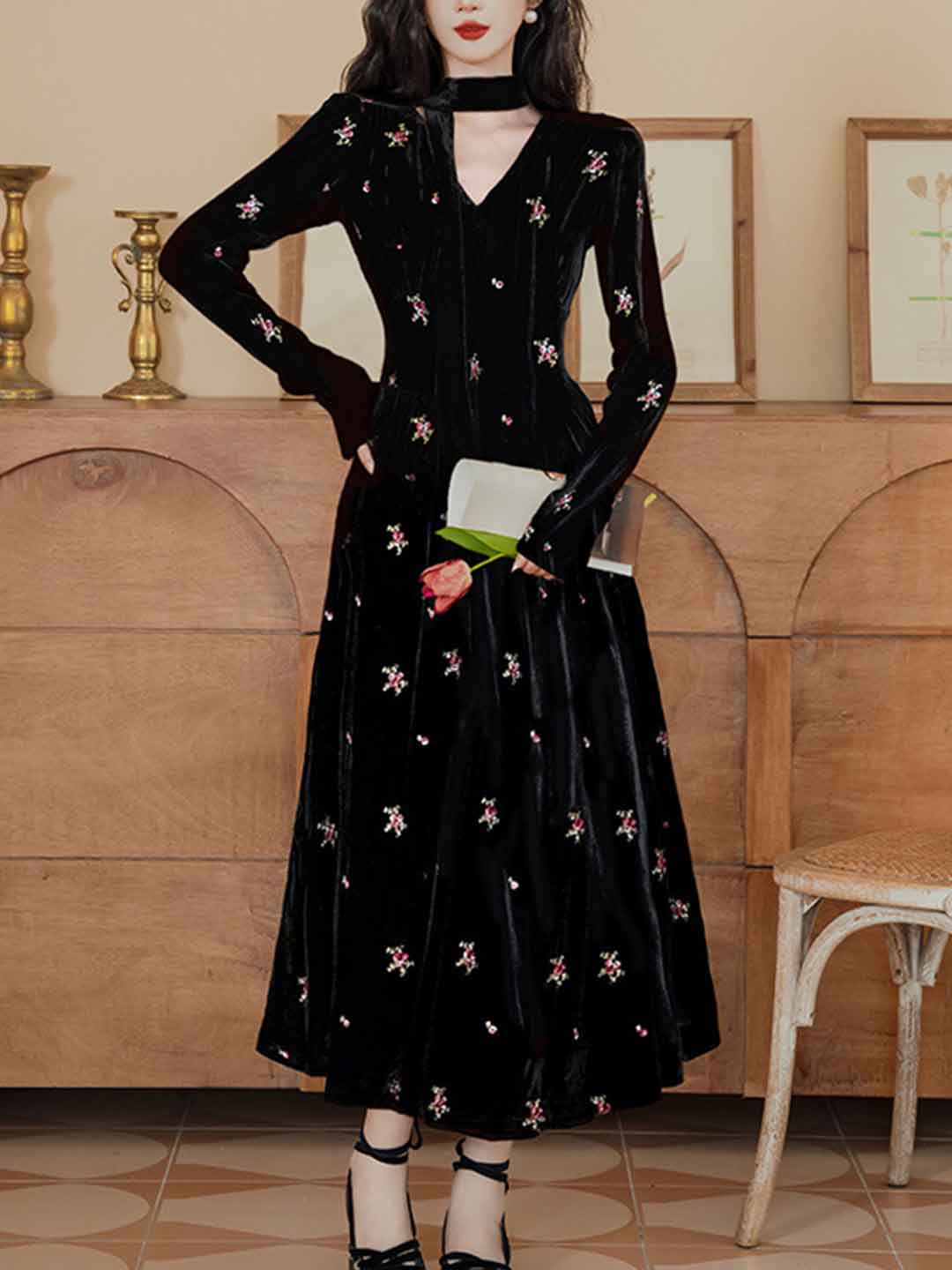 Lillian Retro V-Neck Velvet Embroidered Dress