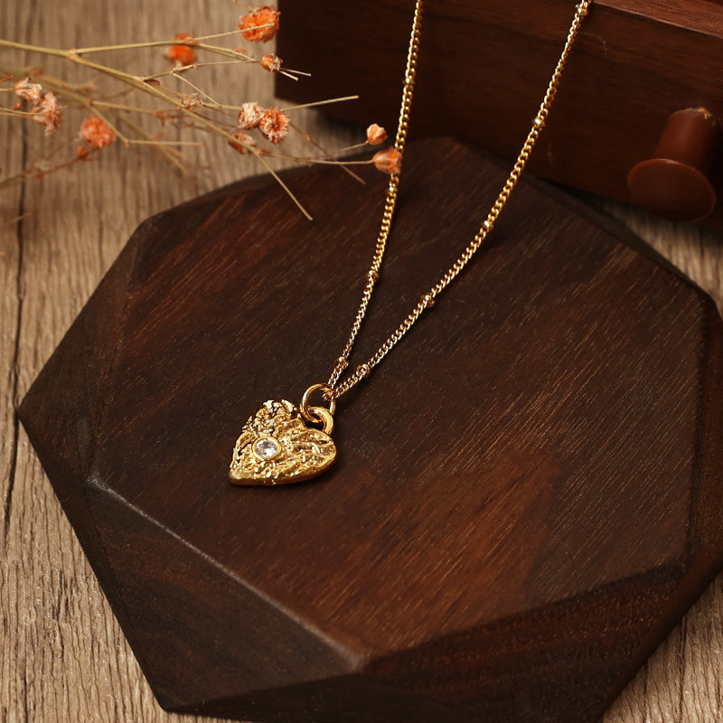 Vintage Zircon Inlaid Embossed Heart Shaped Pendant Necklace